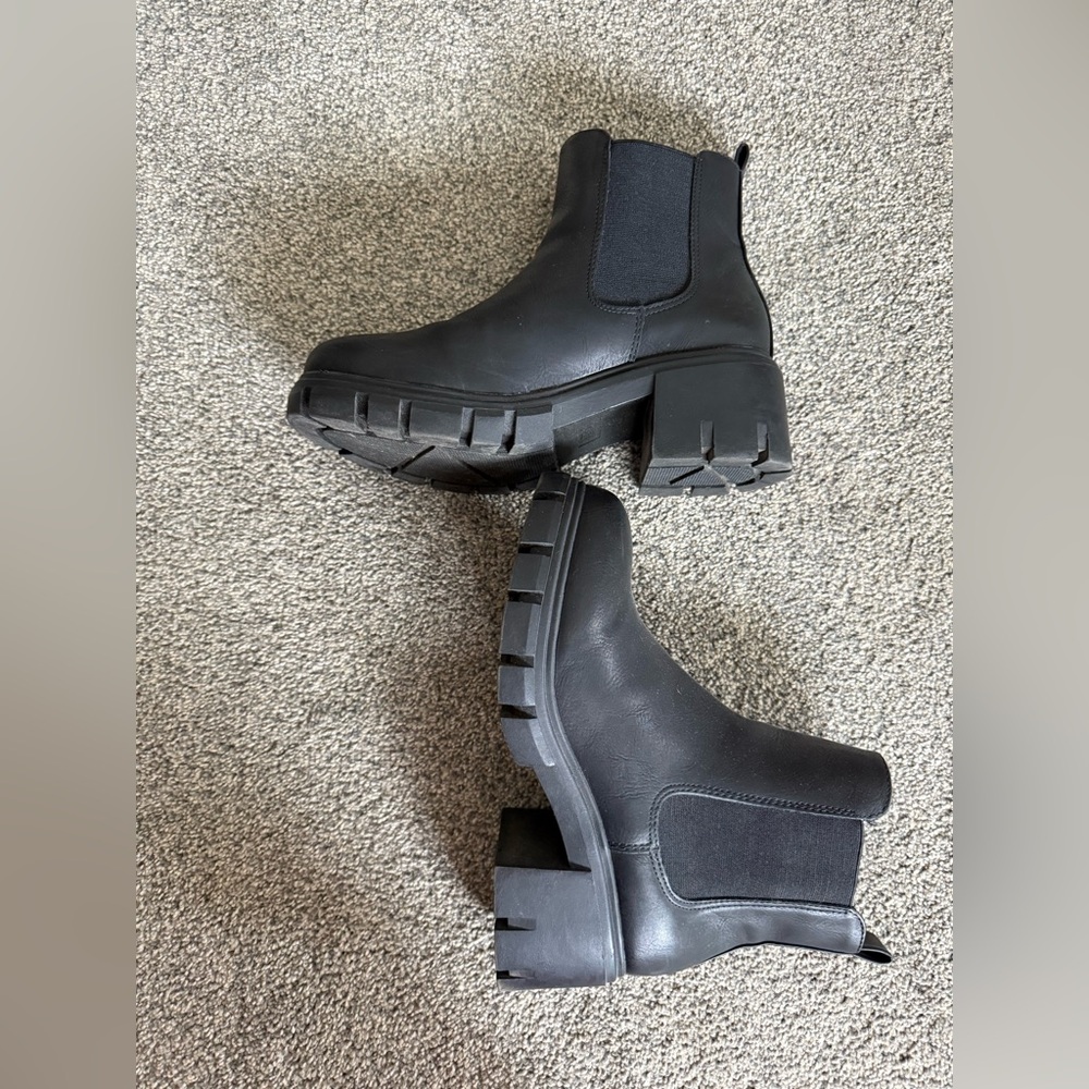 MIA Ivy Lug Sole Chelsea Boot Black Size 7—used condition
